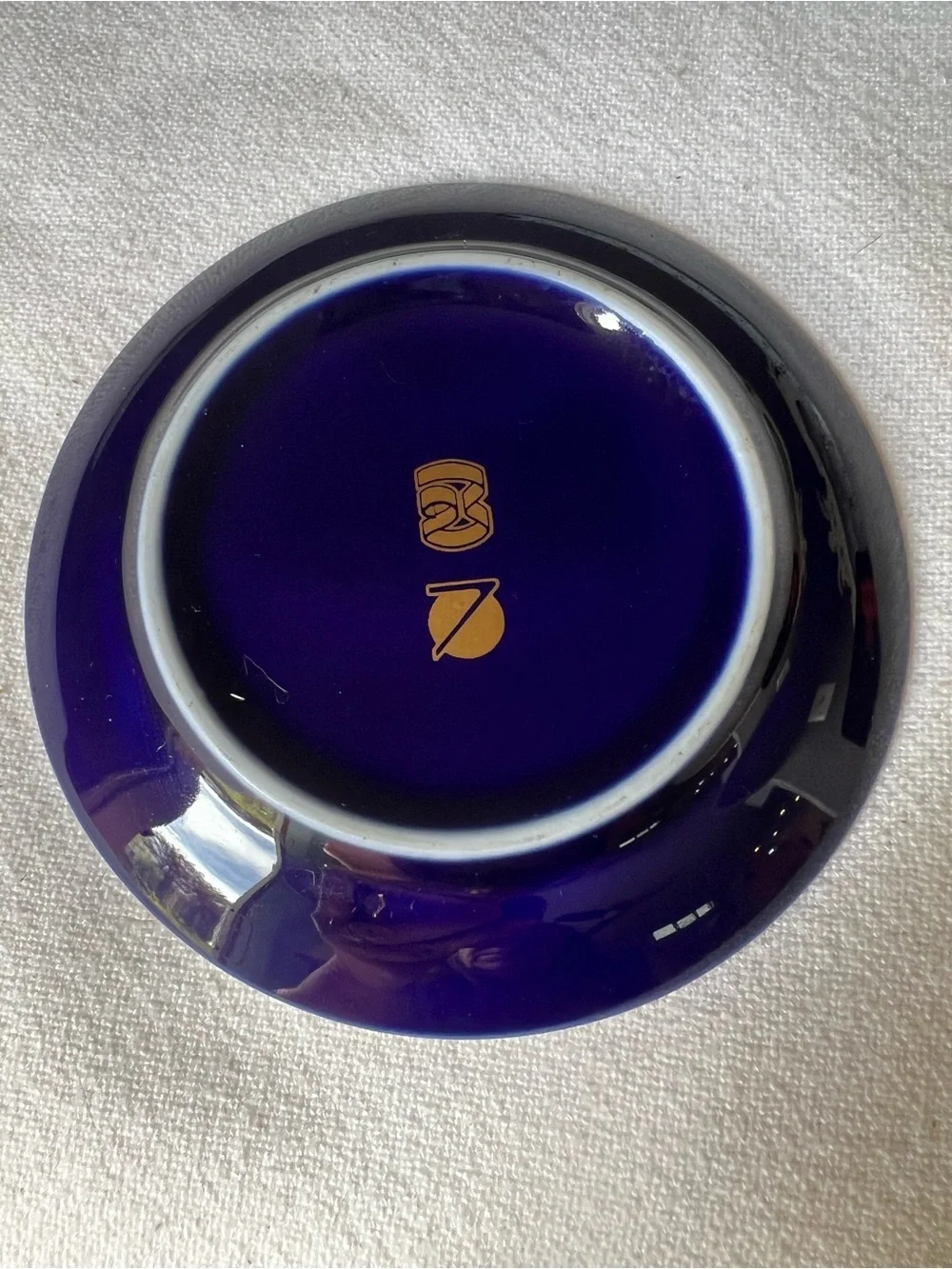 Vintage 1987 Barcelona souvenir plate features a deep cobalt blue